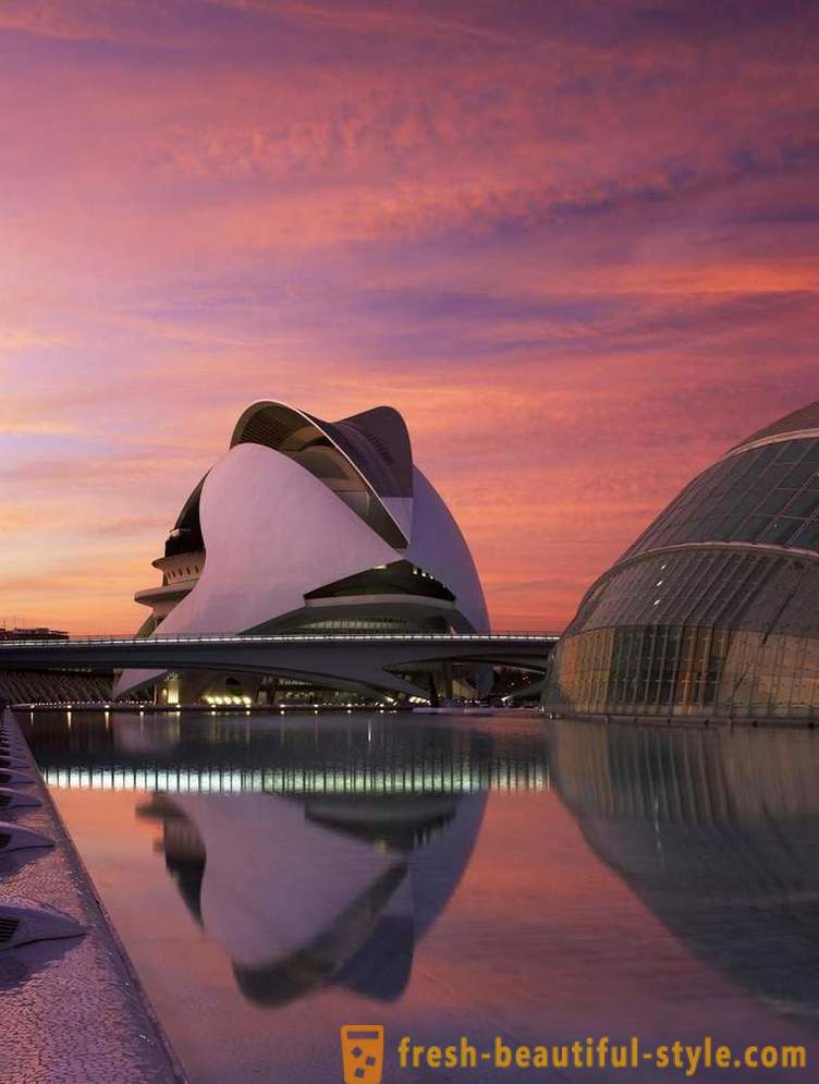 Seni bina yang luar biasa dari rumah opera di Valencia