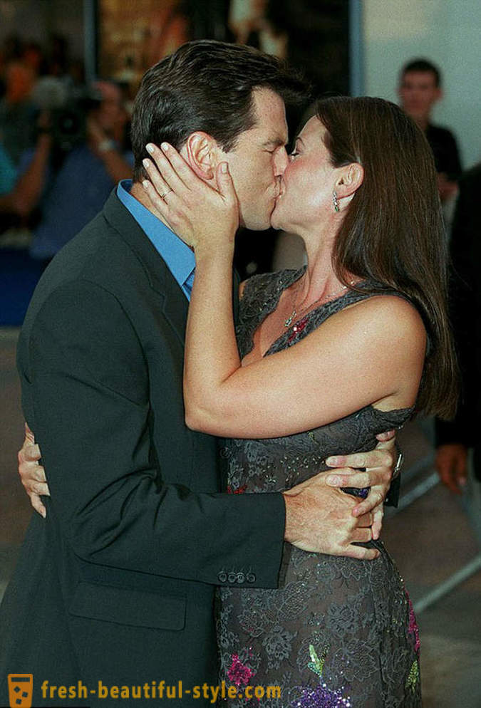 Pierce Brosnan dan isterinya meraikan perkahwinan perak