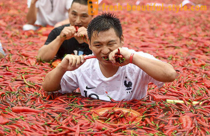 Bukan untuk mereka yang lemah jantung: dalam China itu ada lada pertandingan-makan untuk kelajuan