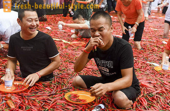 Bukan untuk mereka yang lemah jantung: dalam China itu ada lada pertandingan-makan untuk kelajuan