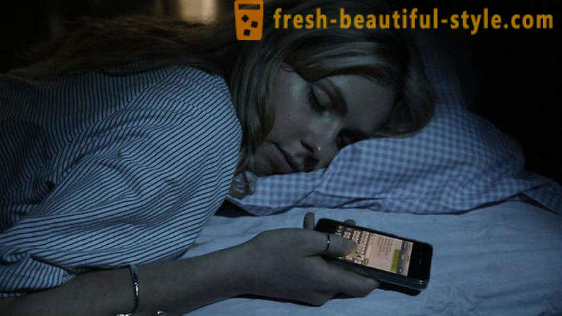 Para saintis telah menemui sebab-sebab mengapa anda tidak boleh tidur dengan telefon pintar anda