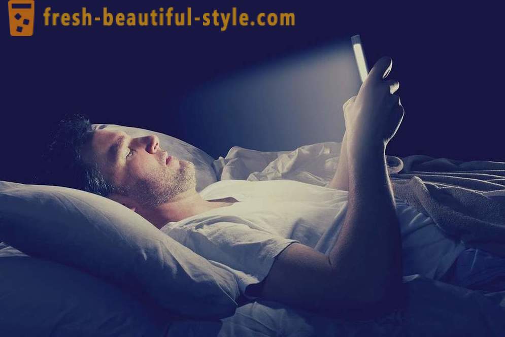 Para saintis telah menemui sebab-sebab mengapa anda tidak boleh tidur dengan telefon pintar anda