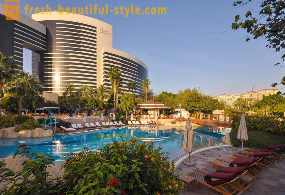 Berjalan di hotel mewah Grand Hyatt Dubai