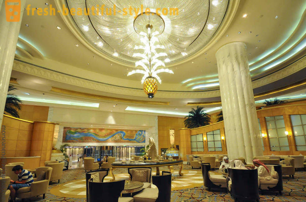 Berjalan di hotel mewah Grand Hyatt Dubai