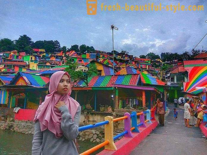 Rumah-rumah di kampung Indonesia dicat dalam semua warna pelangi