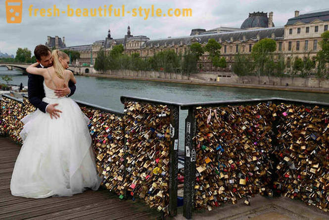 Juta bukti cinta dikeluarkan dari Pont des Arts di Paris