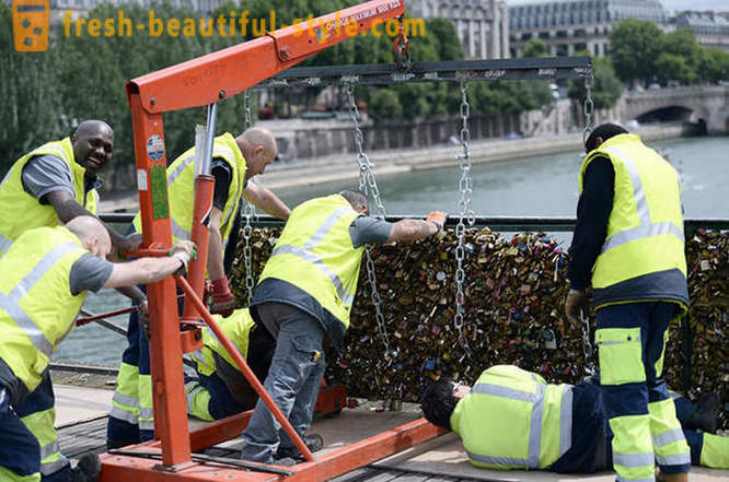 Juta bukti cinta dikeluarkan dari Pont des Arts di Paris