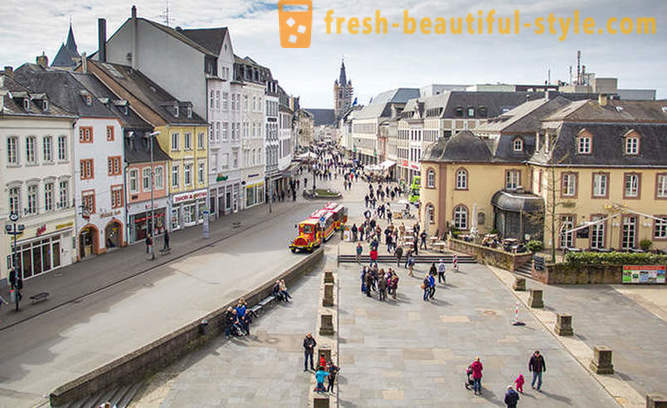Berjalan melalui bandar Jerman yang kecil di Moselle