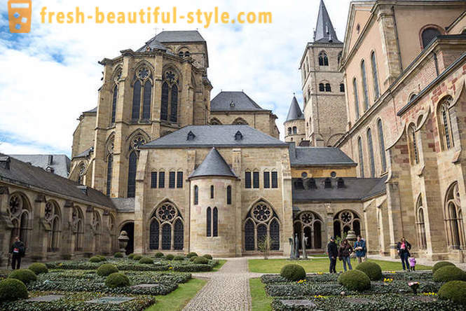 Berjalan melalui bandar Jerman yang kecil di Moselle