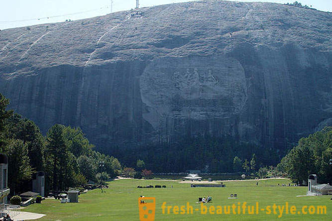 Monoliths pepejal terbesar di dunia