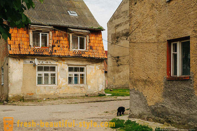 Berjalan melalui bandar Jerman lama di rantau Kaliningrad