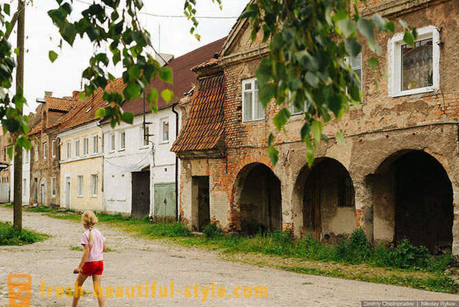 Berjalan melalui bandar Jerman lama di rantau Kaliningrad