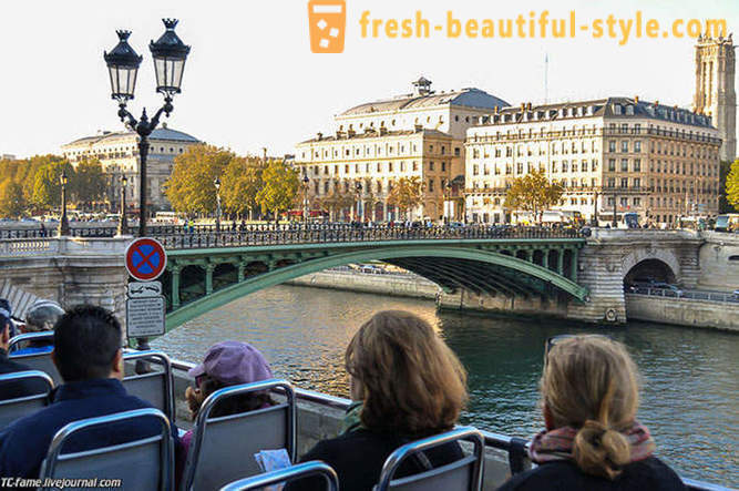 Berjalan di atas jambatan Paris