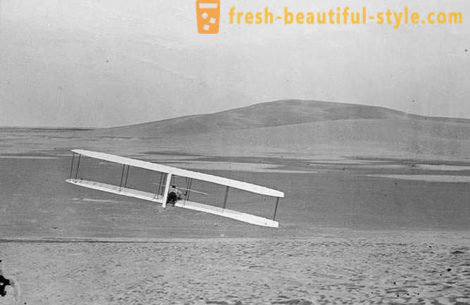 Pesawat yang dipandu manusia pertama dengan kapal terbang