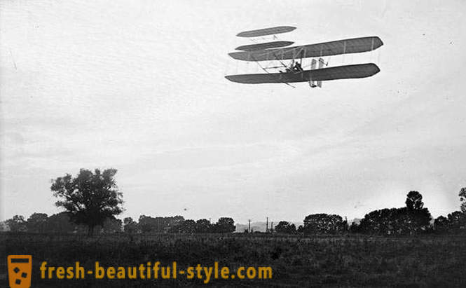 Pesawat yang dipandu manusia pertama dengan kapal terbang