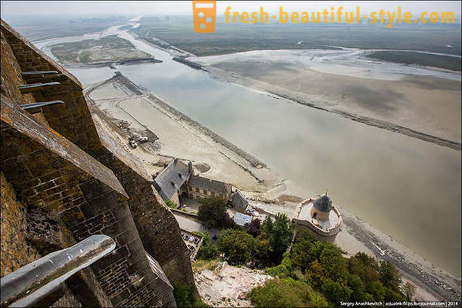Lawatan ke pulau-benteng Normandy antara pasir hanyut yang