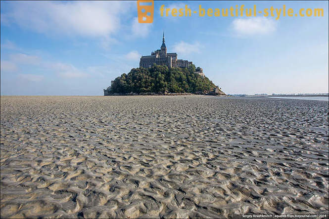 Lawatan ke pulau-benteng Normandy antara pasir hanyut yang