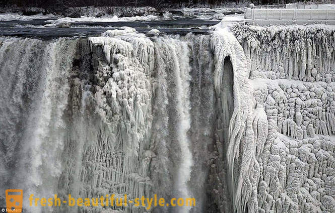 10 gambar menarik beku Niagara Falls