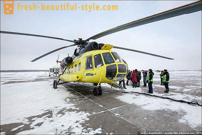 Terbang dengan helikopter Mi-8 di atas salji Surgut