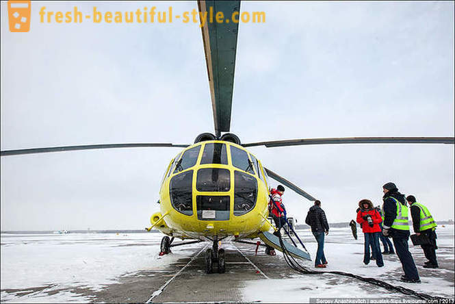 Terbang dengan helikopter Mi-8 di atas salji Surgut