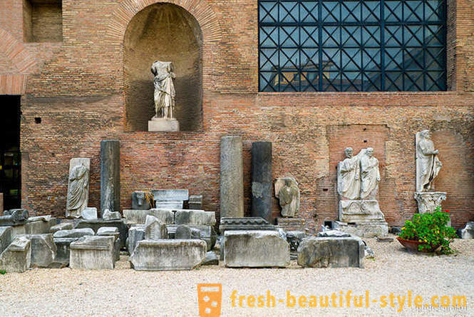 Berjalan di sepanjang mandi purba di Rom