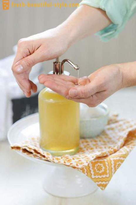 Bagaimana untuk membuat mentega tangan dengan tangan sendiri di rumah?