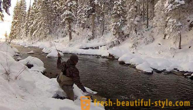 Musim sejuk memancing di Sungai Ob di Barnaul