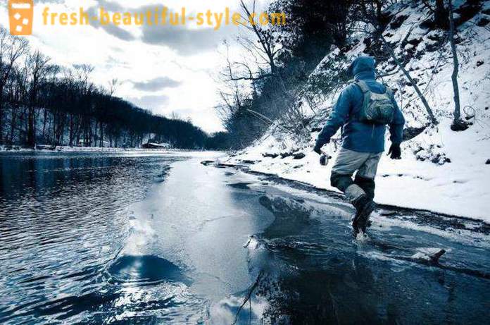 Musim sejuk memancing di Sungai Ob di Barnaul