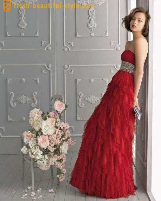 Merah gaun petang di tingkat