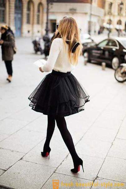 Skirt hitam kembali menjadi tren. Gaya skirt. Dari apa yang memakai?
