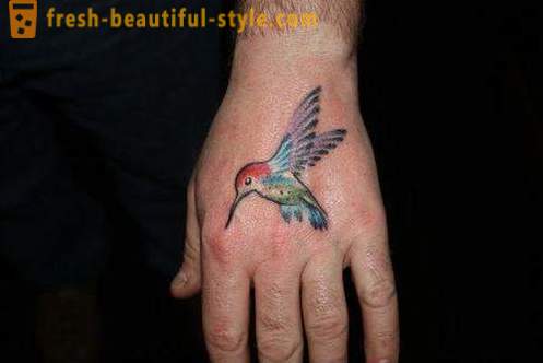 Tatu Hummingbird - simbol daya hidup dan tenaga