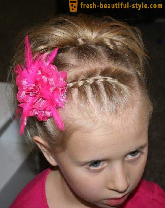 Gaya rambut Holiday untuk rambut sederhana dengan tangan anda (lihat foto). gaya rambut perayaan kanak-kanak untuk rambut sederhana